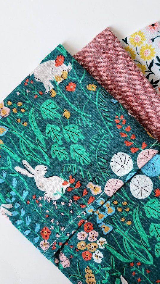Pur plaisir passé avec les fleurs séchées bio des sacs magiques le temps d'un photoshoot. 🌿✨ 

#photography #selfcare #veganproduct #magicbag #flowerpower #plantbasedskincare #photogram